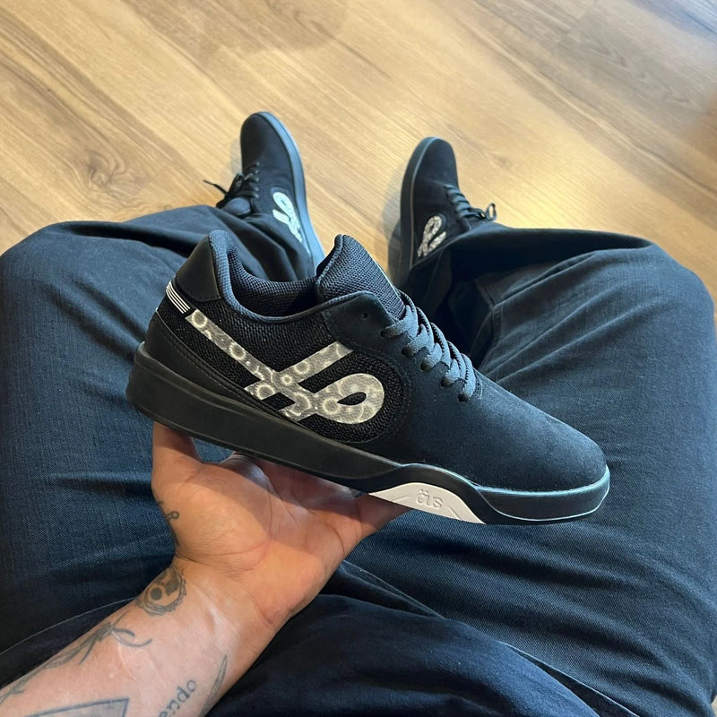 Öus Imigrante Preto Movimento Essencial